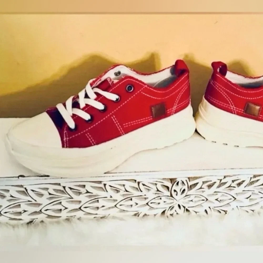 CANVAS SNEAKERS ~ Women’s Red and White canvas sneakers never worn size 7 - Picture 6 of 8